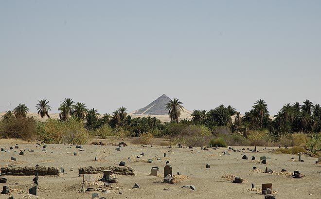 Sudanese Graveyard - without grass the graveyards always freaked me out a bit.